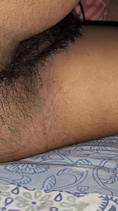 Desi tante teilt bett, wenn ehemann nicht zu hause ist Behaarte muschi ficken | Clip 1