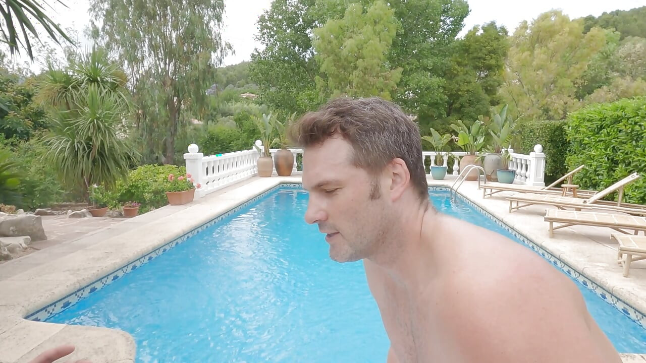 Dois paus enormes fodendo a bunda grande da latina Tru Kait