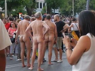 Des hommes nus en public