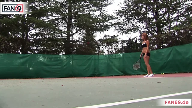 Hot Tennis Girls ficken riesigen Schwanz
