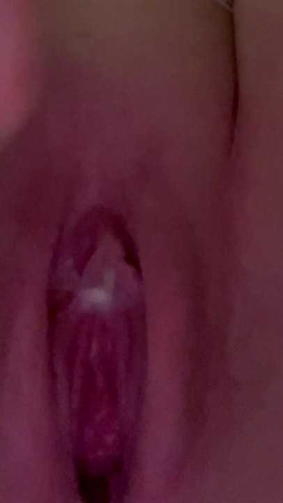 Curva se joacă cu sperma ei