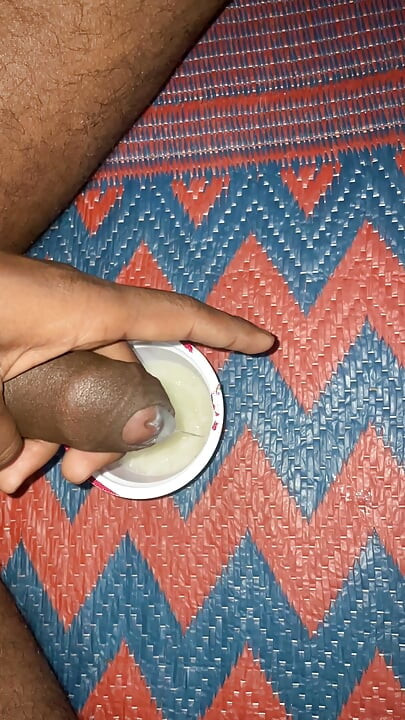 18 år gammel fyr stor pik med 100 g sperm . Så lækker Juicy Tasty til kvinder . Meget velsmagende. Kom og smag den store pik