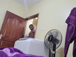 Hermanastra cachonda dejó una cámara en mi habitación para verla desnuda