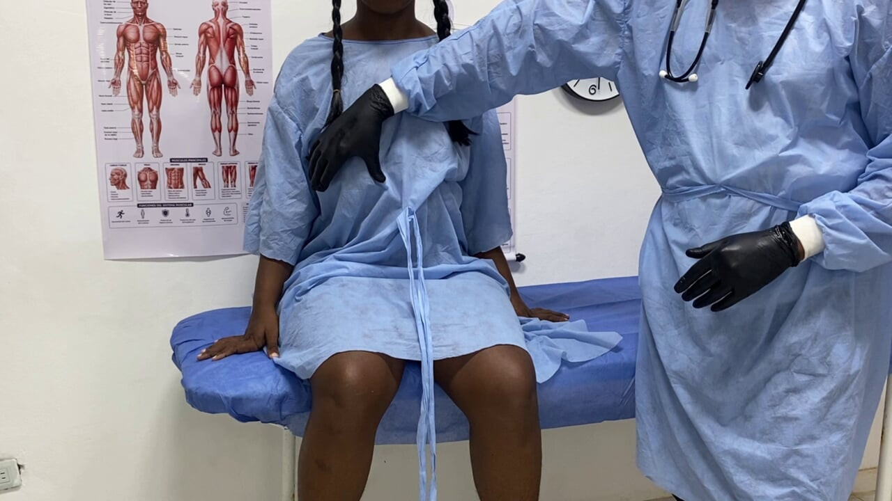 Ona ide kod doktora da joj promeni protezi i doktor stavlja njegov kurac u nju