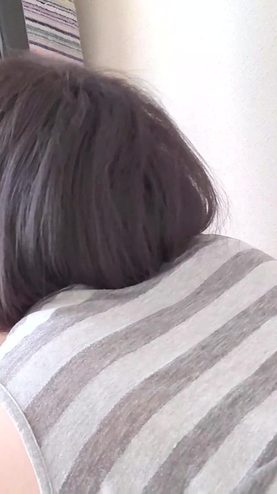 Evli bir kadının aynanın önünde kötü bir şekilde mastürbasyon yapması