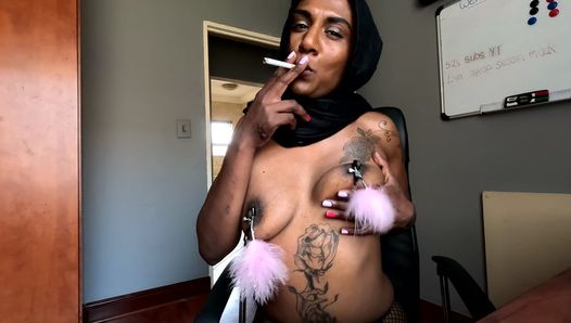 Indiana em hijab fumando enquanto usa grampos de mamilo