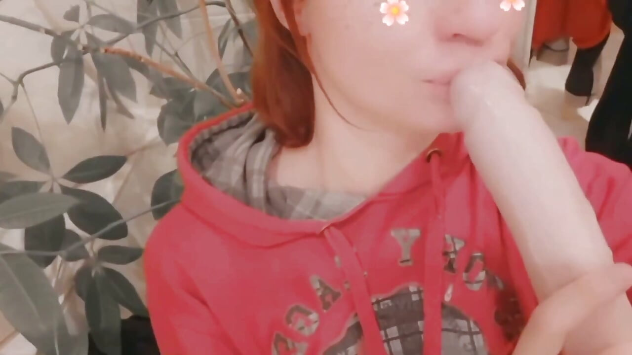 סיסי פמבוי מתגרה בך מוצצת דילדו ויורקת אותו