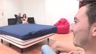 Erfahrenes Porno-Paar unterrichtet einen Anfänger