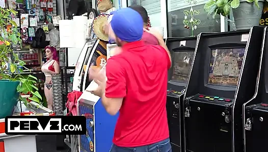 Мясистую Lily Lou застукали за воровством, наказывают два Bodega Clerks