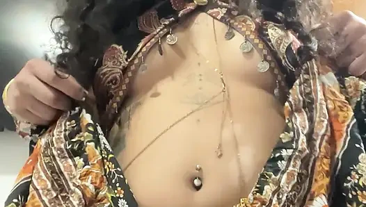 Boho eteğinin altında kıllı amcığıyla latin Arap tanrıça (azdırma)