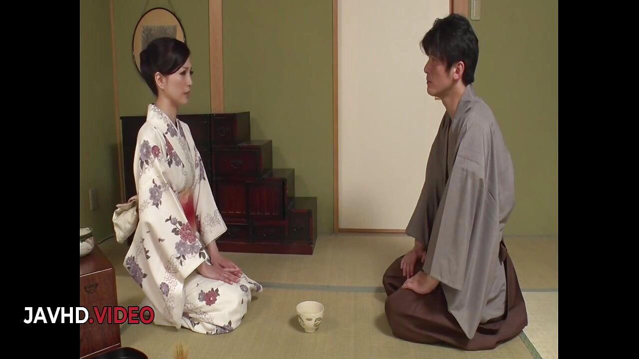 Strastvena japanska supruga uživa u intenzivnom analnom seksu od svog mlađeg ljubavnika.