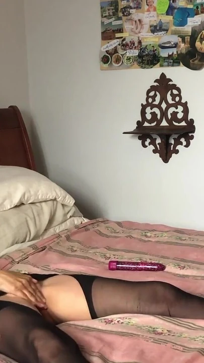 Βασική στιγμή από το "Amateur Granny in Lingerie Makes Video for Handsome New Neighbor"