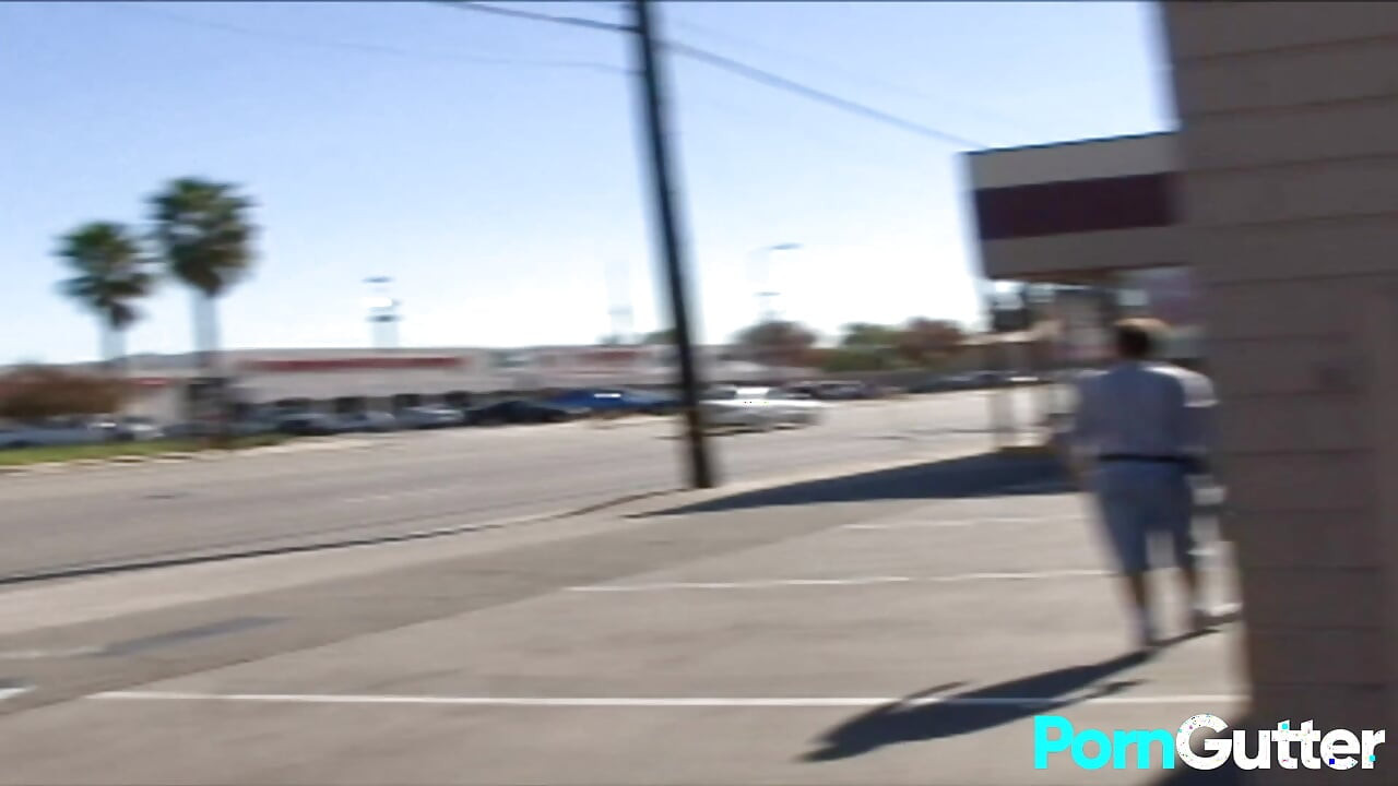 सेक्सी बड़े स्तनों वाली बेब August भर जाती है