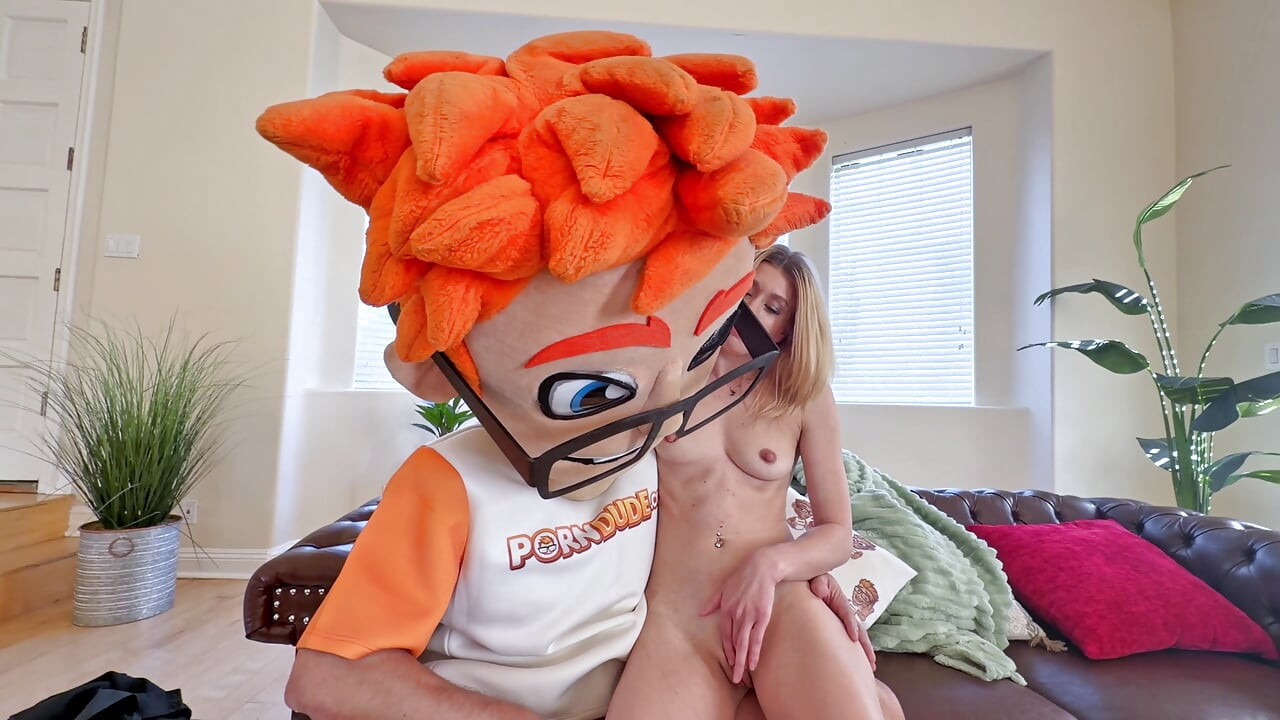 متعة Footjob مع الشقراء العارية آنا كوفاتشينكو على PornDudeCasting Couch!