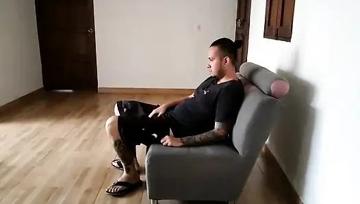 Banyodan çıktığında mastürbasyon yaparken buldum