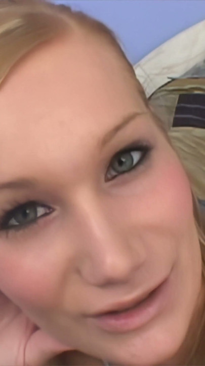 Frække Katie Ray nyder to store pikke i en vild amatør | Klip 1
