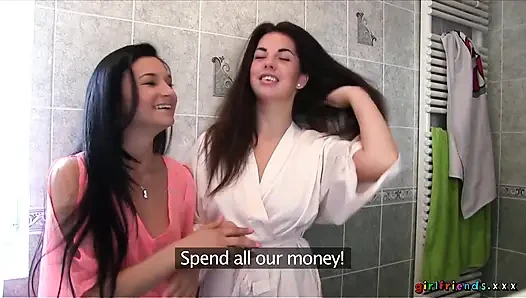 Girlfriends xxx - cewek seksi eropa keira & nikky ngobrol tentang kuku dan hubungan sebelum memeknya dijilat di dalam ruangan