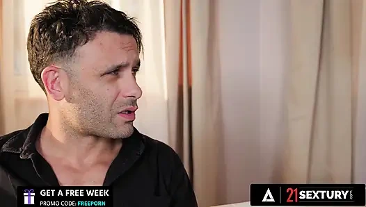 21 SEXTURY - разведенная соседка получает анальный трах Jessie Ames в подарок на настроение