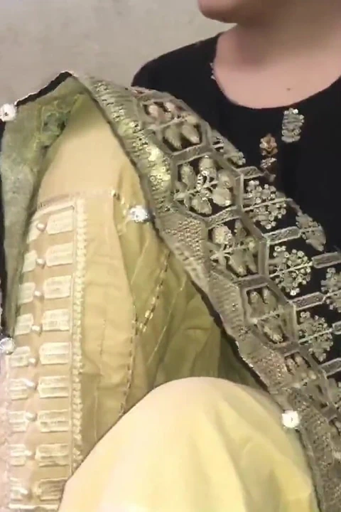 热辣的巴基斯坦 18 岁抖音青少年 Pathan 女孩第一次肛交她的大屁股痛苦'