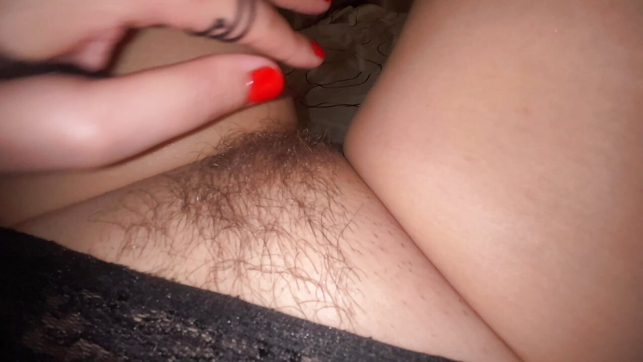 ¿Te gusta el coño peludo? ¡Vamos a masturbarme juntos!