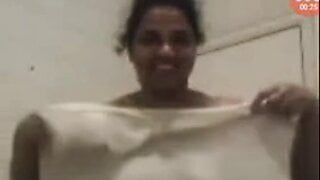 Sexy Kerala bella donna zia in bagno caldo videochiamata con amante ...
