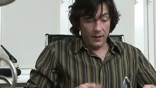 Sekretaris rambut pirang nyepong dan ngentot kontol habis-habisan