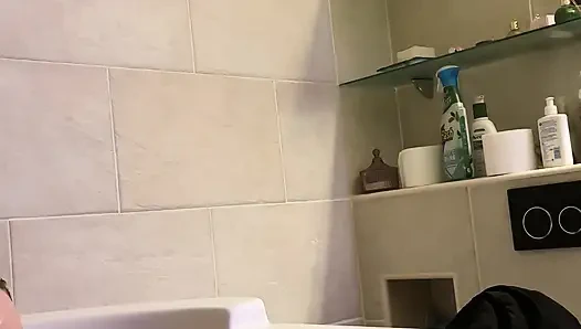 Air hangat membuat puting saya keras