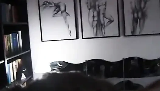 Büyük memeli orta yaşlı seksi kadın edepsiz amını tatmin ediyor