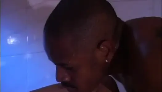 Güzel orta yaşlı seksi kadın saunada canavar siyah yarakla götten sikiliyor ve ağzına boşaltıyor