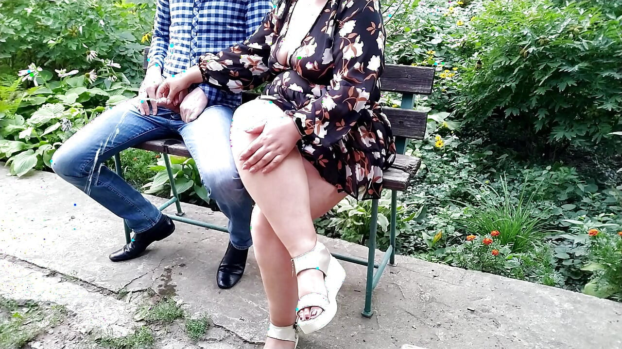 Volim gledati obješene sise svoje maćehe kad mi pomogne pišati vani