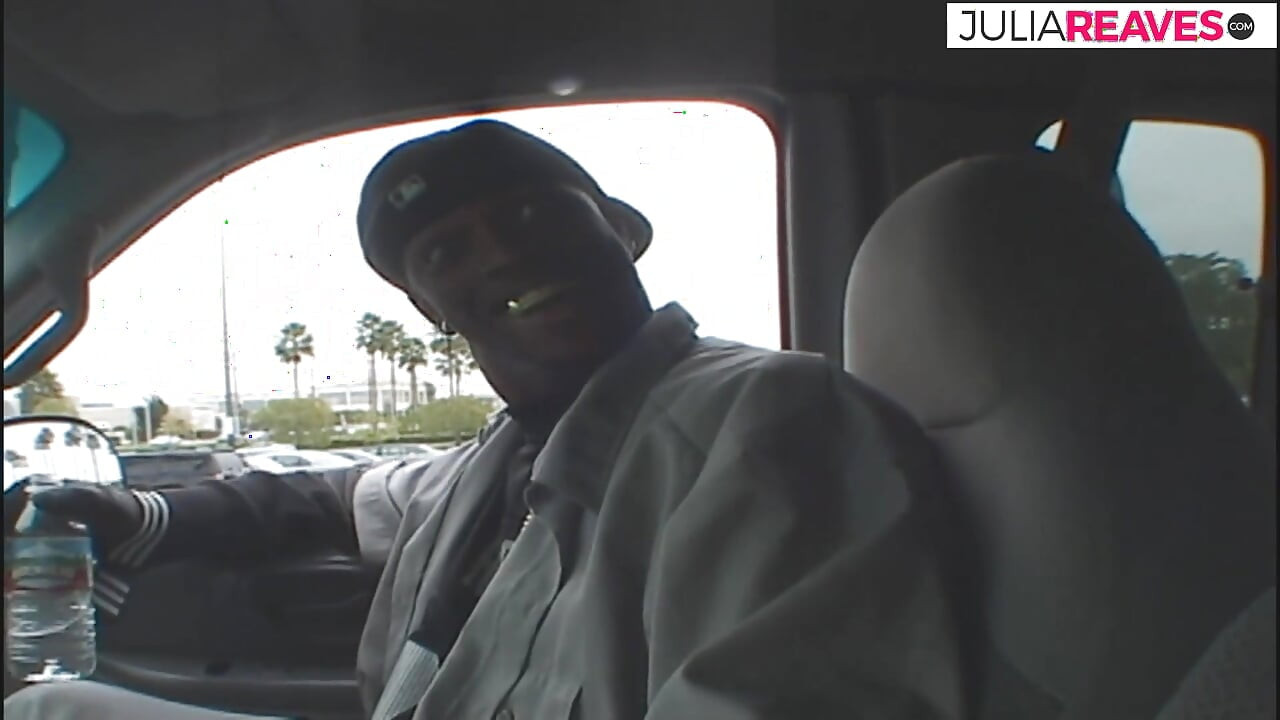 Garota sexy come porra depois de ser fodida com força por dois paus enormes