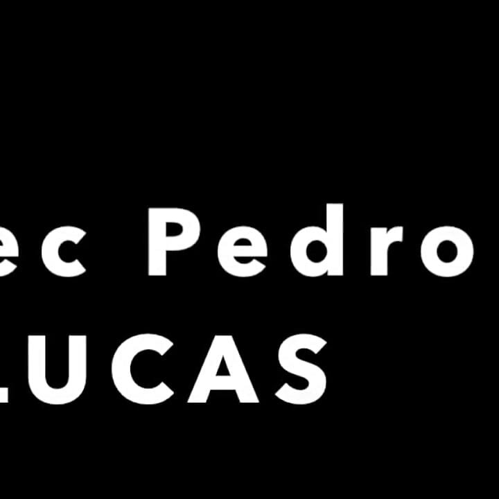 Jovem Latino Um Pequeno Budinho Branco