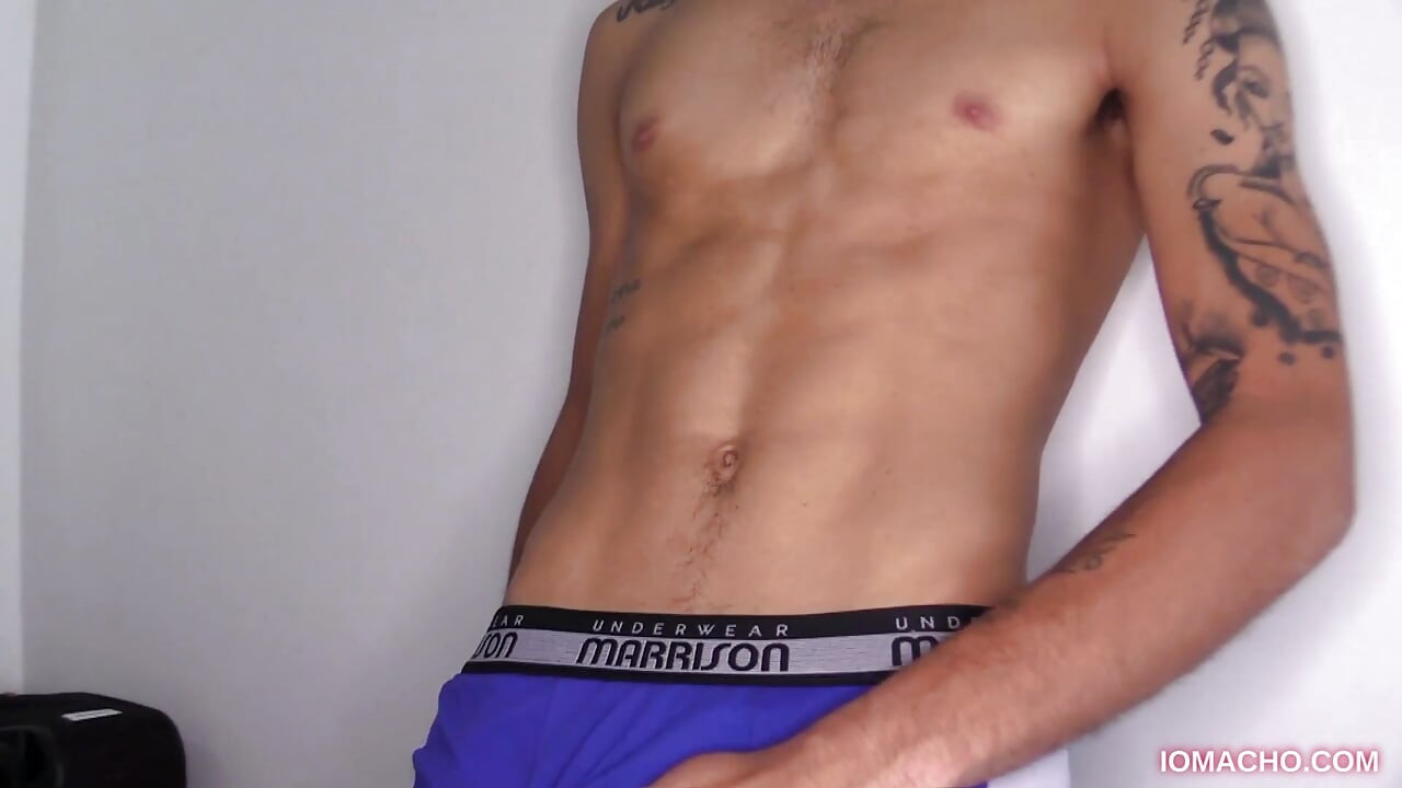Latino garoto Ruso batendo sua carne