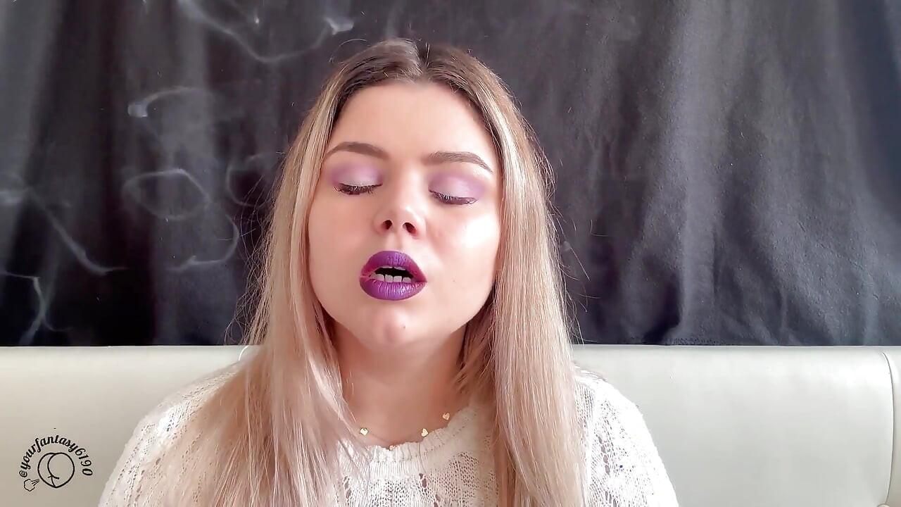 Rokende fetisj met mooie make-up en rookringen