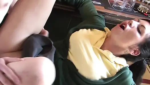 Orgasmusszene-1 brünette mit zöpfen gina jameson fickt im studentenkleid