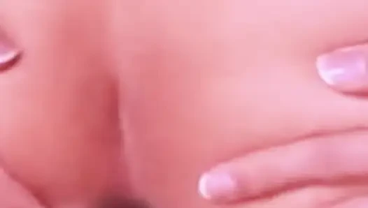 Sert zıplıyor! Çılgın bir şekilde sert üyesine biniyor.