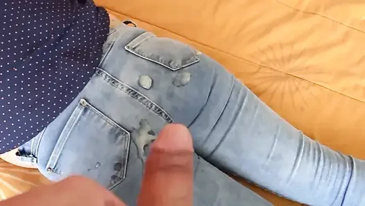 Aku lagi asik masturbasi sambil ngusap memek ibu tiriku waktu dia lagi istirahat, aku crot di dalam pantatnya