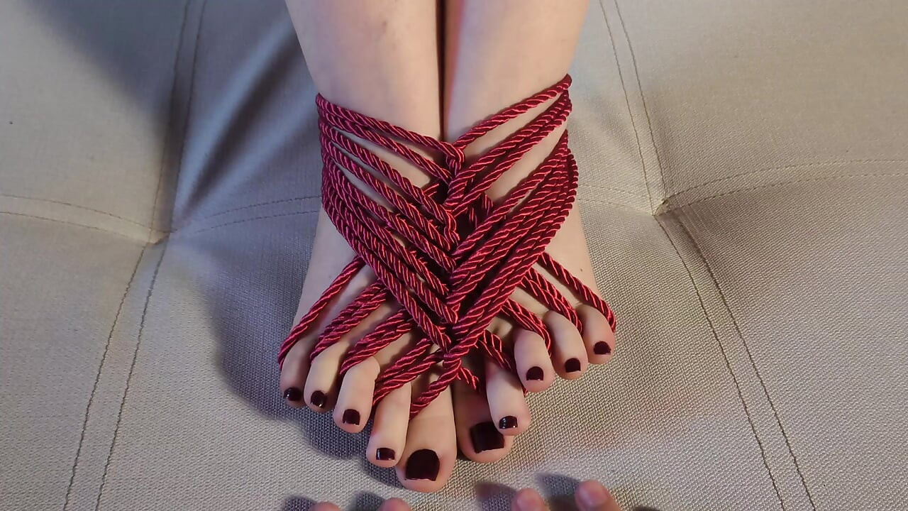 Giving my pale hot girlfriend a feet massage while I tied her up - Nawashi Black
