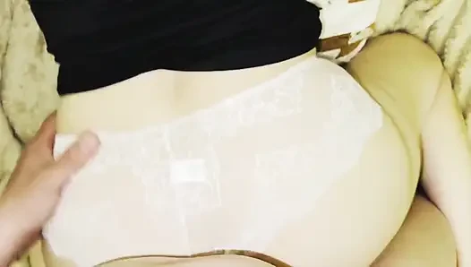 Ibu tiriku dengan celana dalam renda putih tanpa melepasnya. Crot di punggung.