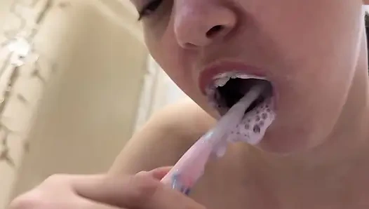 Fetish sikat gigi