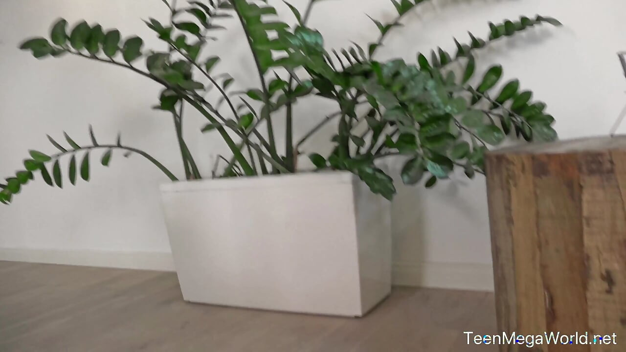 金发女郎在拍照时张开阴户