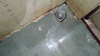 Indischer Telugu-Junge masturbiert im schwarzen Schwanz des Badezimmers