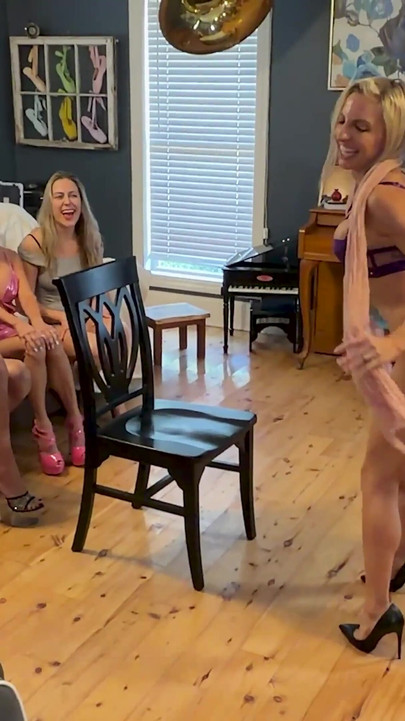 Sinh nhật hoan lạc với vũ nữ thoát y gấu nhảy