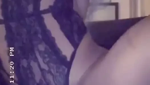Pembe oyuncak üstünde oturup kalkıyor