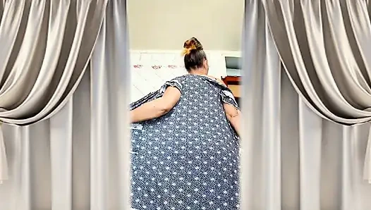 Lukerya si ibu-ibu hot dengan toket besar alami dan pantat bahenol lagi asik menggoda