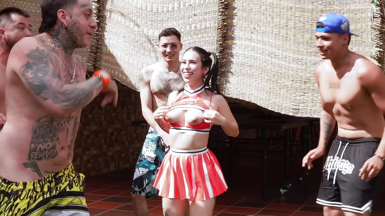 Cuộc gangbang đầu tiên của tôi với bạn bè của chồng tương lai 1 âm đạo 6 dương vật