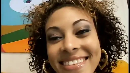 Siyah adam kahverengi sürtüğü yarağına biniyor ve kanepede sert sikiyor