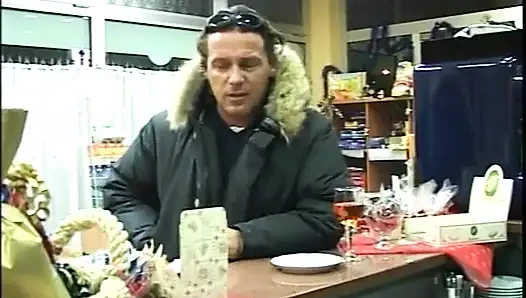 Блондинку-шлюшку долбят двойником в тройничке