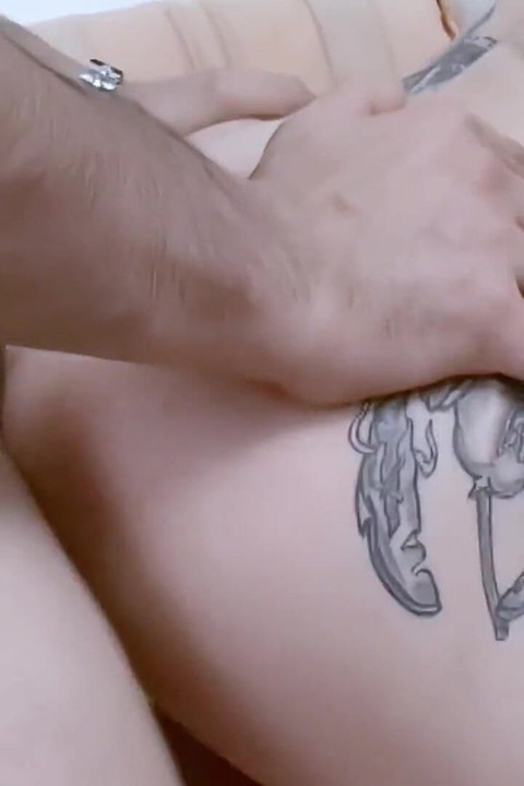 Barbara-nux: Barbara membawa salah seorang rakannya untuk berkongkek pada kamera