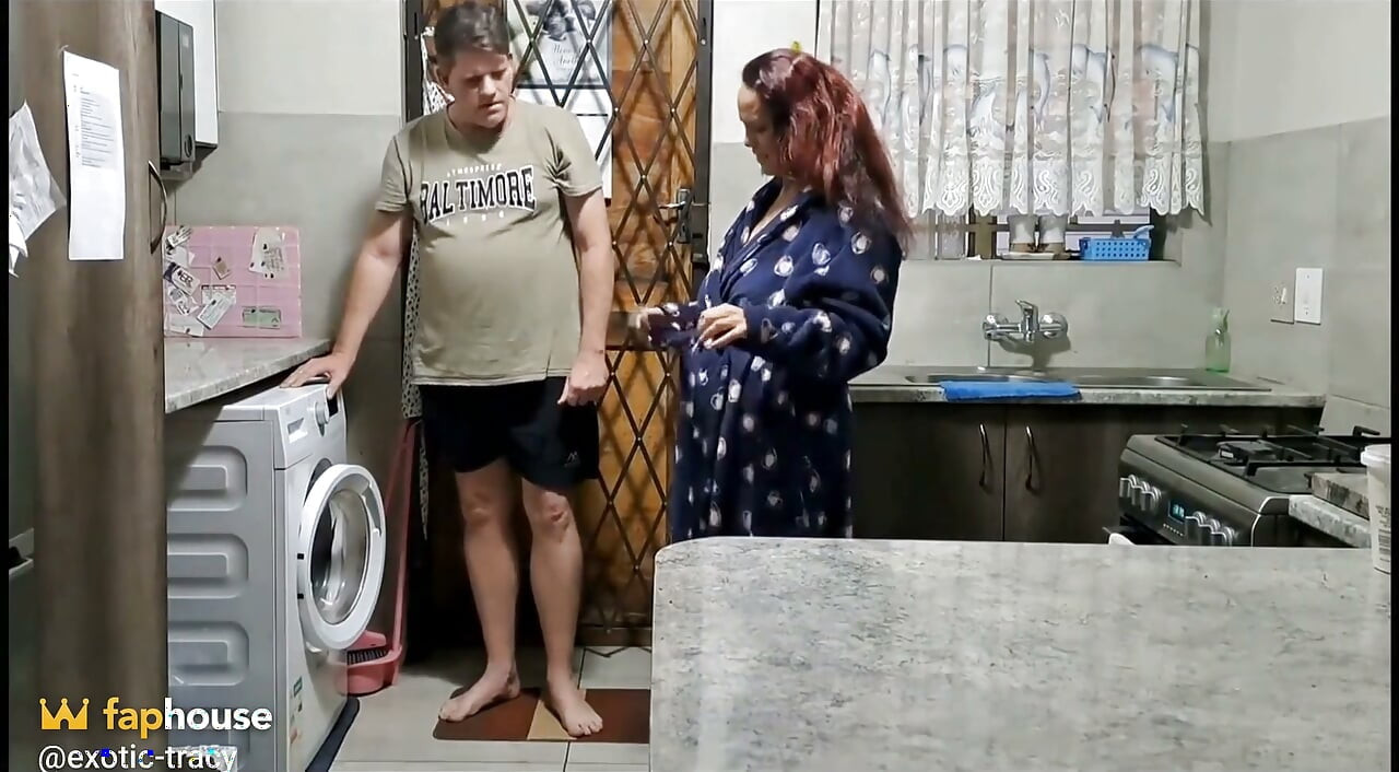 Podvádějící manželka přivede souseda, aby ji ošukal a dominoval!